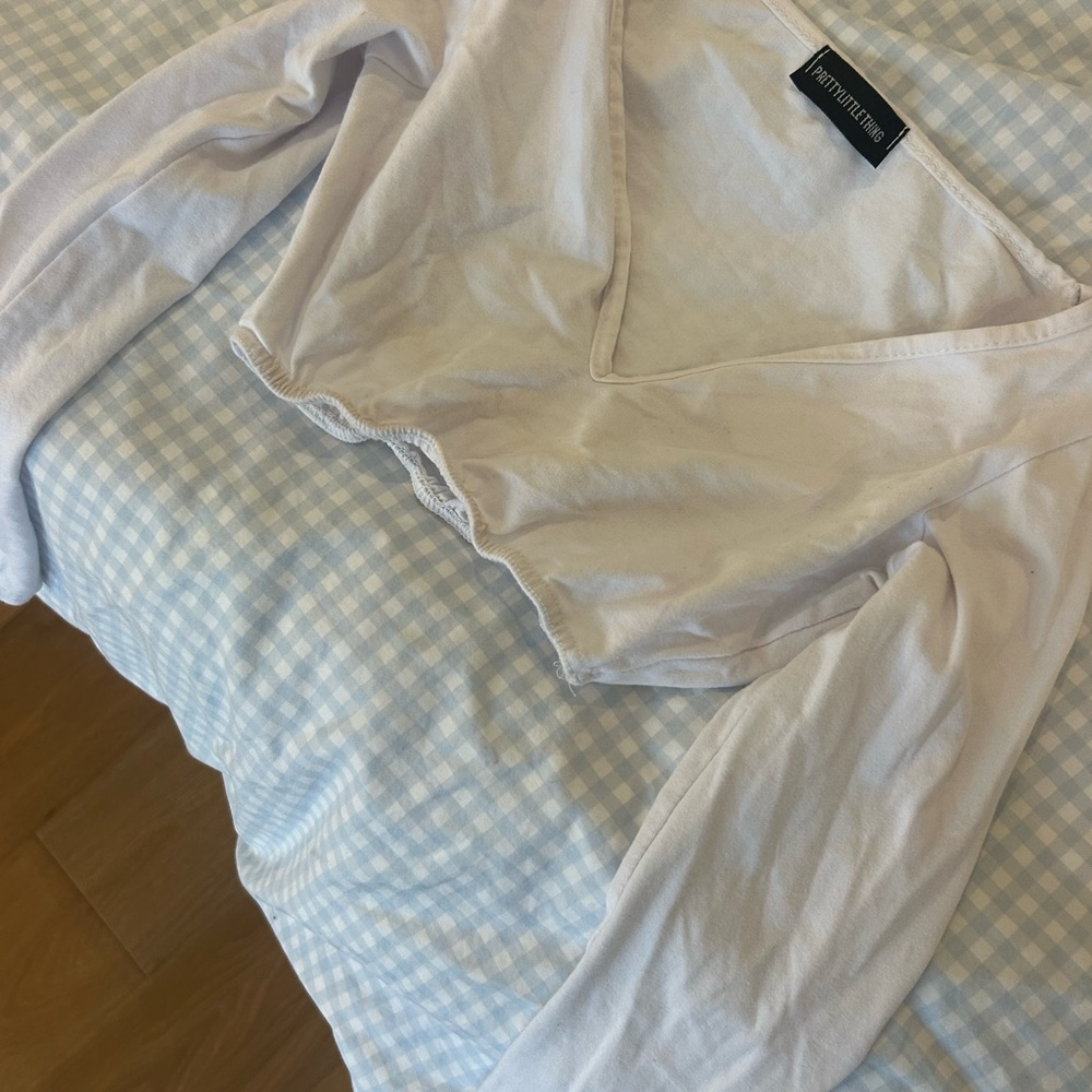 PrettyLittleThing White Long Sleeve Crop Top